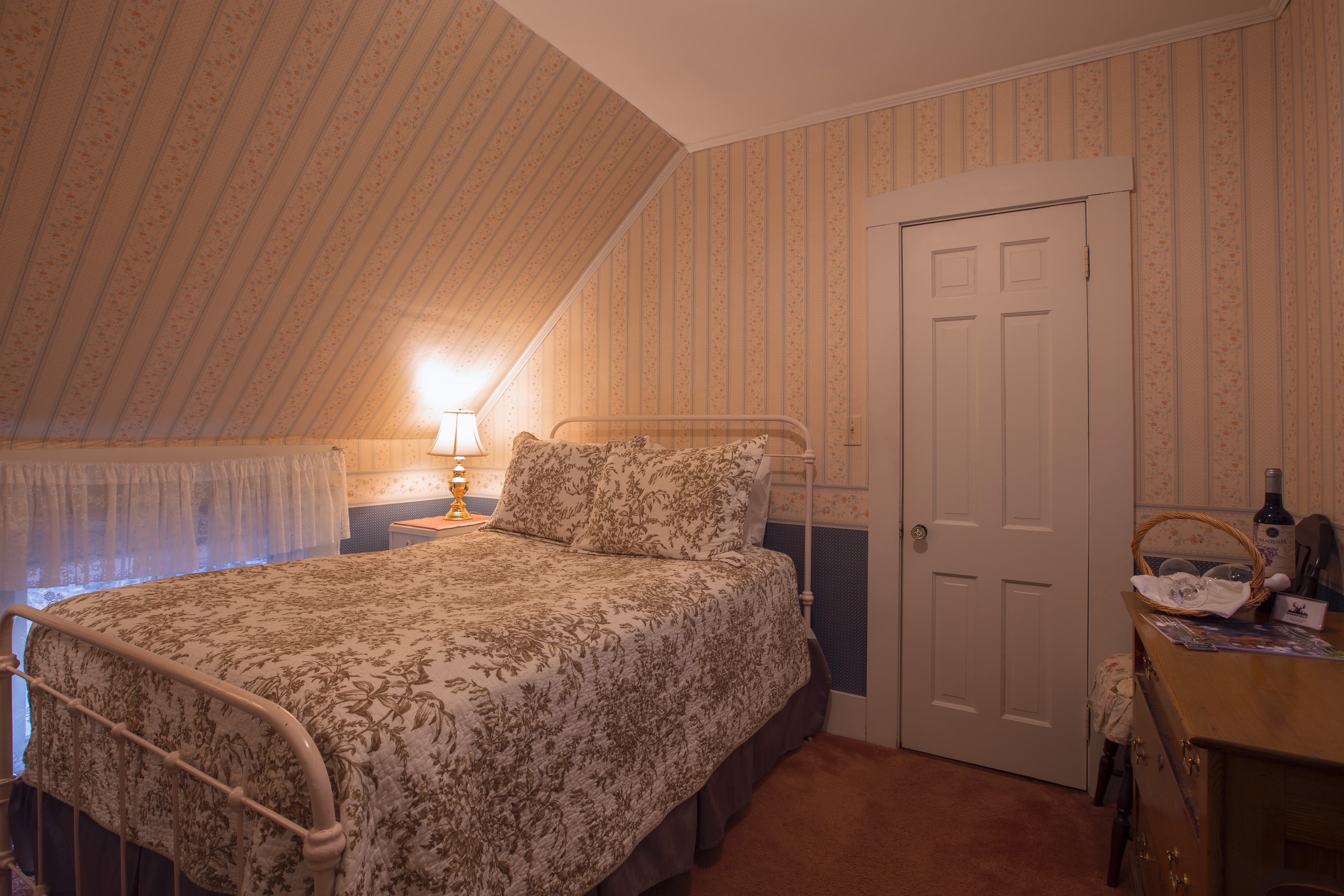 Budget Full Bed Room