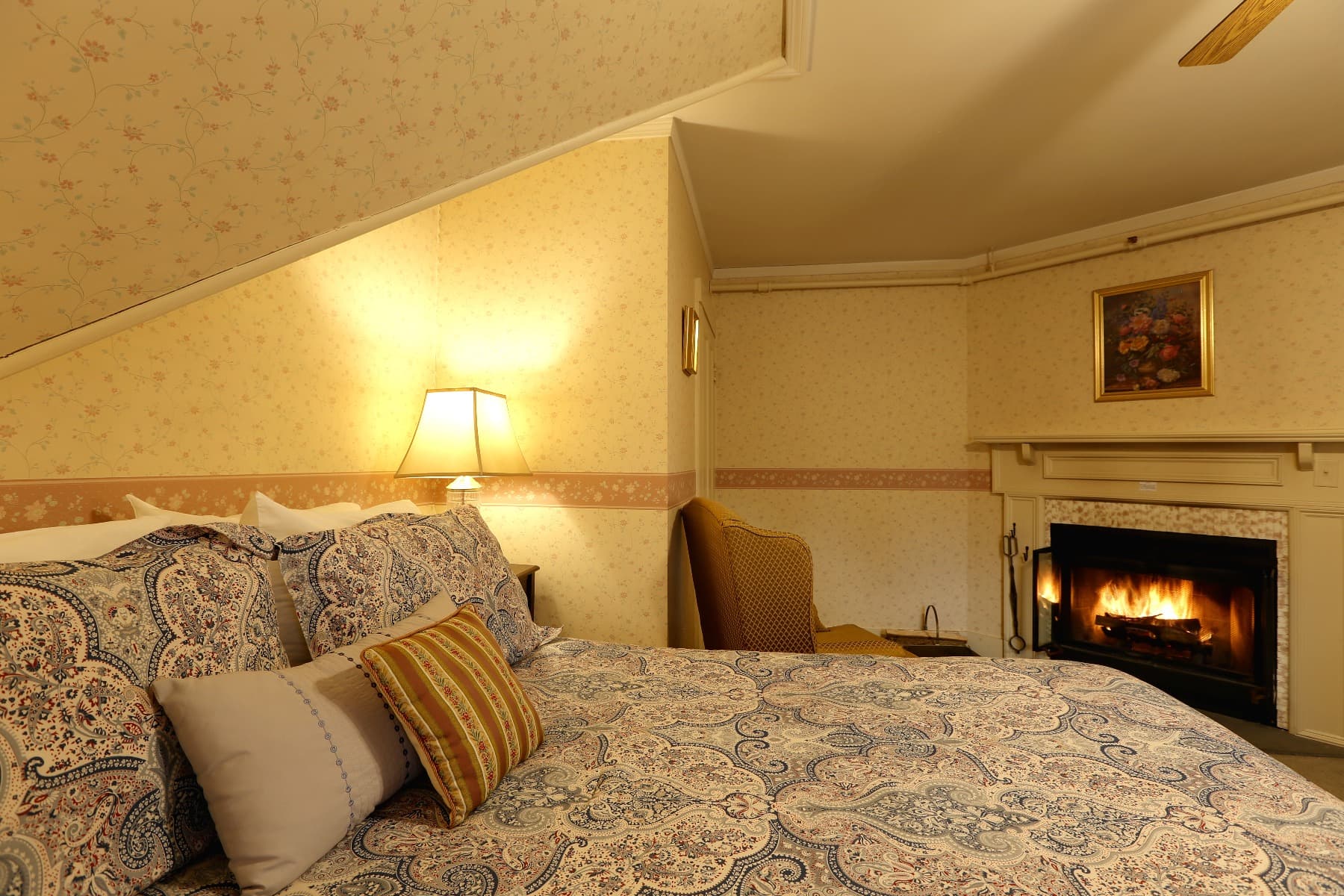 Deluxe Queen Room with Fireplace