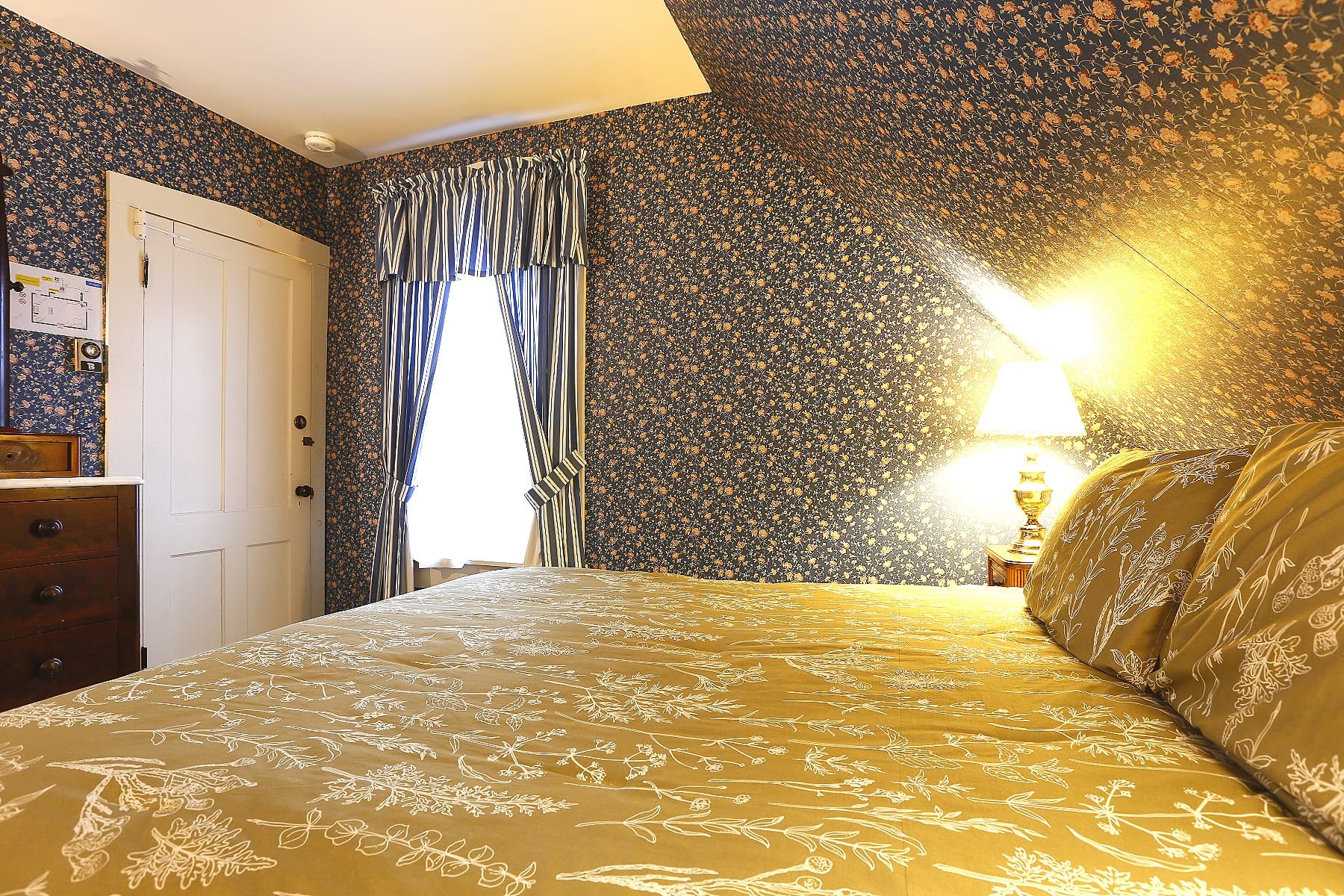 Deluxe Queen Room with Fireplace